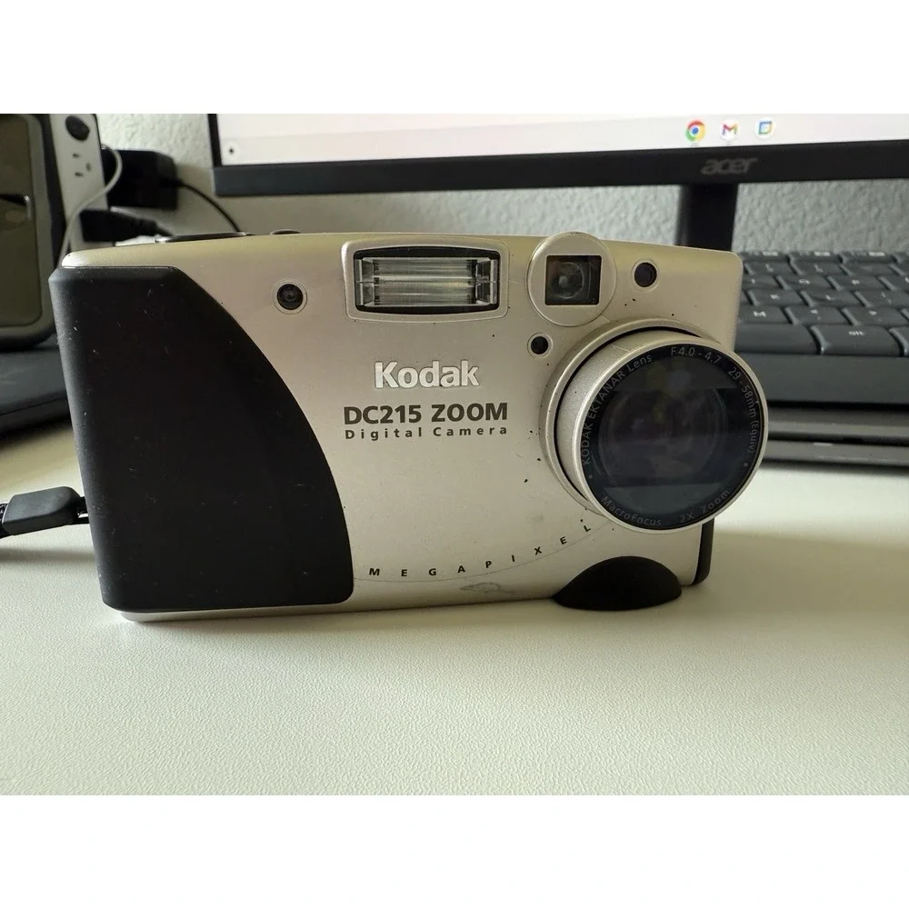 Kodak DC215 Zoom Digital Camera With 32 MB Picture Card - Working Nice